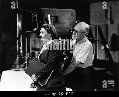 Le réalisateur WALTER FORDE et son épouse CULLEY sur le lieu de tournage ont fait des ballades avec Movie Camera aux studios Nettlefold à Walton-on-Thames pendant le tournage du MAÎTRE DE BANKDAM 1947 réalisateur Walter Forde roman Thomas Armstrong producteur associé Culley Forde Holbein films / distributeurs de films généraux (GFD) Banque D'Images