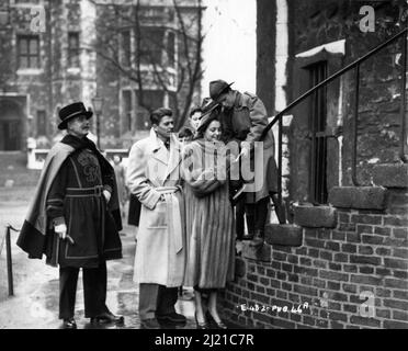 RONALD REAGAN et PATRICIA NEAL donnent des autographes aux Boy Scouts tandis qu'une garde Beefeater regarde pendant une visite à la Tour de Londres à l'époque où ils étaient en Angleterre filmant LE COEUR PRÉCIPITÉ 1949 réalisateur Vincent SHERMAN jouer John Patrick scénario Ranald MacDougall associé British Picture Corporation (BPC) / Warner Bros. Banque D'Images