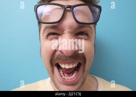 Portrait d'un drôle de caucasien rire Banque D'Images