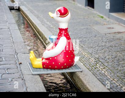 Freiburg im Breisgau (Bade-Wurtemberg, Allemagne): „Bächle“ in der Altstadt; rinnel, petits canons remplis d'eau, dans la vieille ville Banque D'Images