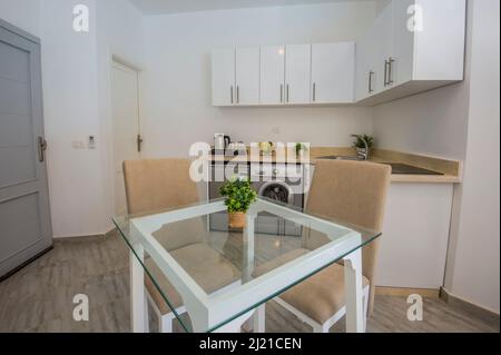 Décoration intérieure avec cuisine et appareils modernes dans une salle d'exposition d'appartement de luxe avec table à manger Banque D'Images