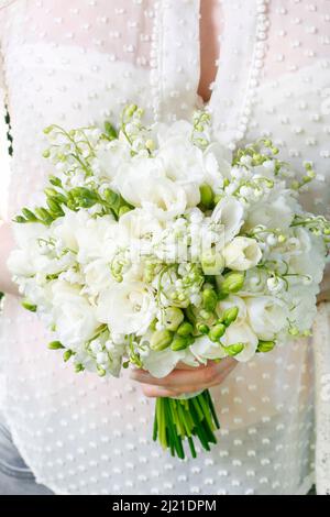 Femme tenant un bouquet de mariage blanc. Fête Banque D'Images