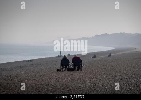 Dunwich Beach Suffolk Angleterre Royaume-Uni sur un printemps chaud unSeasonably jour de mars 2022 visiteurs à Dunwich Beach poissons et repos dans le soleil de source chaude non saisonnier. Dans la période anglo-saxonne, Dunwich était la capitale du Royaume des angles est, mais le port et la majeure partie de la ville ont depuis disparu en raison de l'érosion côtière. À son apogée, il s'agissait d'un port international de taille similaire à celle de Londres datant du 14th° siècle[1]. Son déclin a commencé en 1286, lorsqu'une tempête a frappé la côte est-Anglian[2], suivie d'une grande tempête en 1287 et d'une autre grande tempête, également en 1287, jusqu'à ce qu'elle se soit finalement réduite à l'aneth Banque D'Images