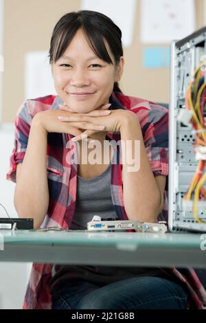 portrait d'une femme heureuse technicienne en informatique Banque D'Images