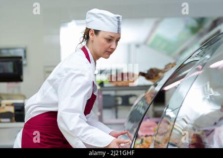 belle femme boucher au travail Banque D'Images