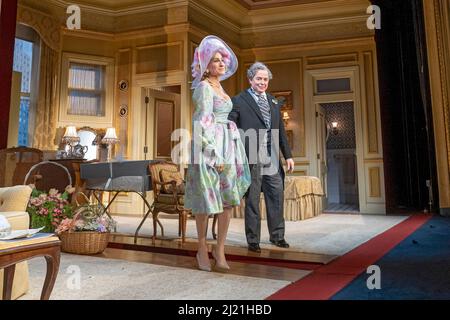 New York, États-Unis. 28th mars 2022. Sarah Jessica Parker et Matthew Broderick posent lors de l'appel au rideau pour la soirée d'ouverture de la « Plaza Suite » à New York. Crédit : SOPA Images Limited/Alamy Live News Banque D'Images