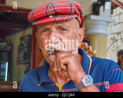 Musicien cubain appréciant son cigare, Cuba, Pinar del Rio, Vinales Banque D'Images