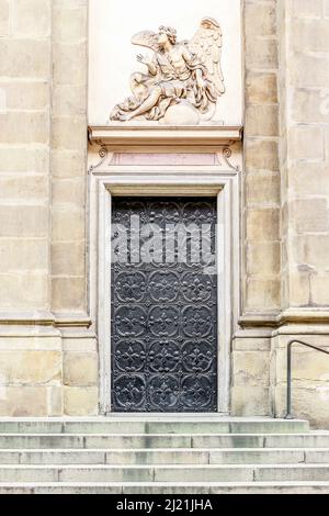 Porte de l'église St Anna de Cracovie, Pologne. Banque D'Images