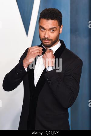 27th mars 2022, Los Angeles, États-Unis. Reg-Jean page participant à la Vanity Fair Oscar Party 2022, Wallis Annenberg Centre for the Performing Arts, Los Angeles. Crédit : Doug Peters/EMPICS/Alamy Live News Banque D'Images