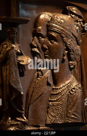 Glasgow, Écosse, 29 mars 2022. Une plaque nouvellement commandée de Sir William Burrell et de sa femme Lady Constance, par l'artiste écossais Alexander Stoddart. Le matin de l'ouverture du musée de la Collection Burrell, abritant la collection du magnat Sir William Burrell, après sa fermeture pour une rénovation et une modernisation de 6 ans, pour un coût de 68million £ et réalisée par John McAslan + Partners, à Pollok Park, à Glasgow, en Écosse, le 29 mars 2022. Crédit photo : Jeremy Sutton-Hibbert/Alay Live News. Banque D'Images