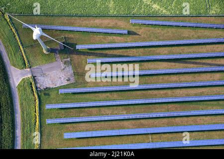 Panneaux solaires et roue à vent, vue aérienne, Belgique, Flandre Banque D'Images