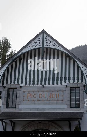 Lourdes, France : 2022 mars 27 : Funicluar et paysage urbain de Lourdes en France du funiculaire pic de Jer en hiver. Banque D'Images