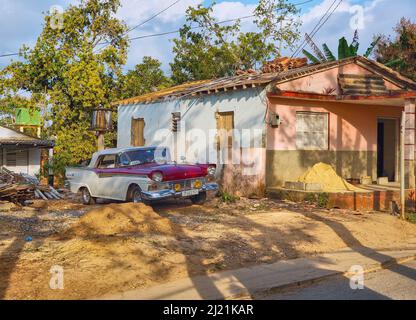 Taxi voiture d'époque à côté d'une vieille maison, Cuba, Pinar del Rio, Vinales Banque D'Images