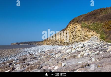 La vue vers l'ouest le long de la côte en direction du château de St Donats depuis la plage principale de Llantwart sur la côte du patrimoine de Glamorgan Banque D'Images