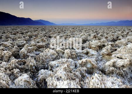 Lever du soleil au parcours de golf Devil's, États-Unis, Californie, parc national de la Vallée de la mort Banque D'Images