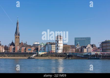 Place Burgplatz à Dusseldorf avec église Lambertuskirche et tour Schlossturm, bâtiment Dreischeibenhaus en arrière-plan Banque D'Images