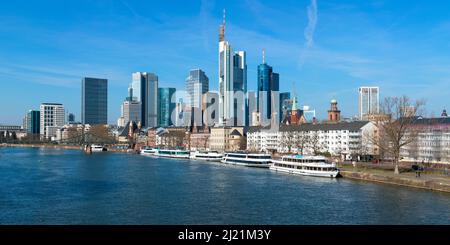 Vue panoramique sur Francfort-sur-le-main avec des scyscrapers dans le quartier financier et des bateaux d'excursion sur la rivière Banque D'Images