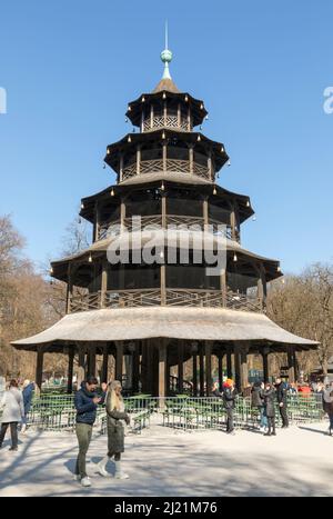 Munich, Allemagne – 12 mars 2022 : la tour chinoise du parc public Englischer Garten Banque D'Images