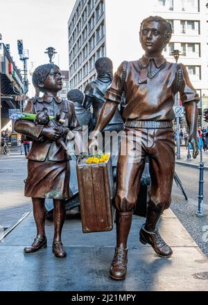 Allemagne, Berlin, Mitte. Fleurs sur Kindertransport Memorial sculpture à l'extérieur de la station Friedrichstrasse rappelle le sort des enfants de l'Ukraine pendant l'invasion russe. Banque D'Images