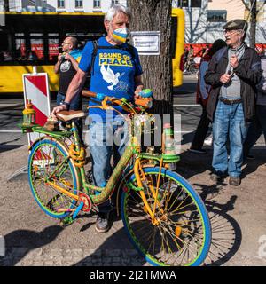 Berlin, Allemagne – un homme âgé de premier plan se joint à la manifestation pour la paix pour manifester sa solidarité avec l’Ukraine en réponse à l’offensive militaire russe. Banque D'Images