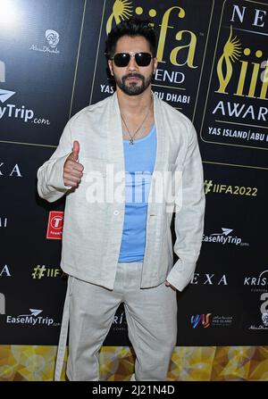 Mumbai, Inde. 28th mars 2022. L'acteur Bollywood Varun Dhawan assiste à la conférence de presse de l'IIFA (International Indian film Academy Awards) à Mumbai. L'édition 22nd de l'IIFA (International Indian film Academy Awards) aura lieu du 20th au 22 mai 2022 à Abu Dhabi. Crédit : SOPA Images Limited/Alamy Live News Banque D'Images