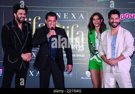 Mumbai, Inde. 28th mars 2022. Maniesh Paul, acteur de L-R Bollywood, Salman Khan, l'actrice Ananya Panday et l'acteur Varun Dhawan assistent à la conférence de presse de l'IIFA (International Indian film Academy Awards) à Mumbai. L'édition 22nd de l'IIFA (International Indian film Academy Awards) aura lieu du 20th au 22 mai 2022 à Abu Dhabi. Crédit : SOPA Images Limited/Alamy Live News Banque D'Images