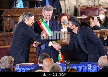 NAPLES, Campanie, ITALIE. 12th févr. 2022. 03/29/2022 Naples, au Mashio Angioino la cérémonie du Pacte pour Naples. Rencontre entre le Président du Conseil des Ministres Mario Draghi et le Maire de Naples Gaetano Manfredi. (Image de crédit : © Fabio Sasso/ZUMA Press Wire) Banque D'Images