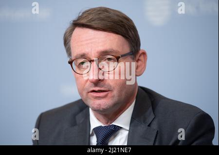 Dresde, Allemagne. 29th mars 2022. Roland Wöller (CDU), ministre de l'intérieur de Saxe, assiste à une conférence de presse à la Chancellerie d'Etat de Saxe. Credit: Sebastian Kahnert/dpa-Zentralbild/dpa/Alay Live News Banque D'Images