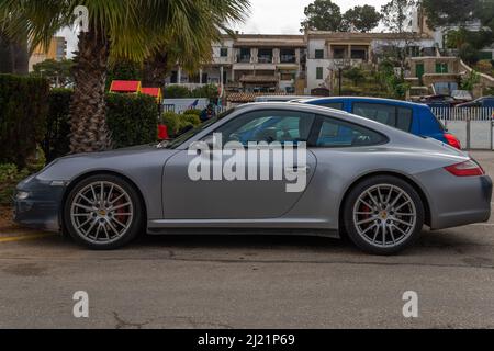 S'Arenal, Espagne ; mars 13 2022 : voiture de sport Porsche grise, garée au yacht club s'Arenal, île de Majorque, Espagne Banque D'Images