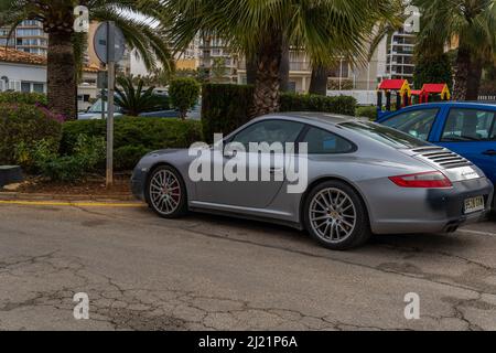 S'Arenal, Espagne ; mars 13 2022 : voiture de sport Porsche grise, garée au yacht club s'Arenal, île de Majorque, Espagne Banque D'Images