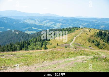 Sommet de montagne en Ukraine côté pays Banque D'Images