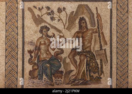 Éditorial : CORDOUE, ANDALOUSIE, ESPAGNE, 15 OCTOBRE 2021 - Mosaïque de Polyphemus et Galatea exposée dans la salle des mosaïques de l'Alcazar de Cordoue Banque D'Images