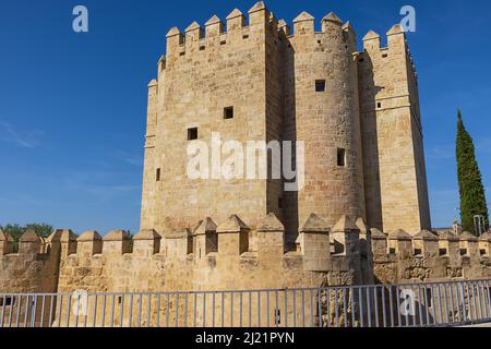 Vue sur la tour de Calahorra à l'extrémité sud du pont romain de Cordoue Banque D'Images