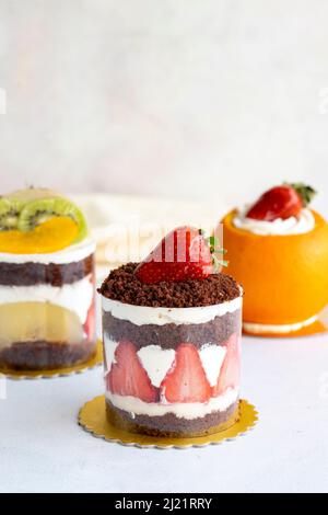 Assortiment de mini-gâteaux aux fruits sur fond blanc. Gros plan Banque D'Images