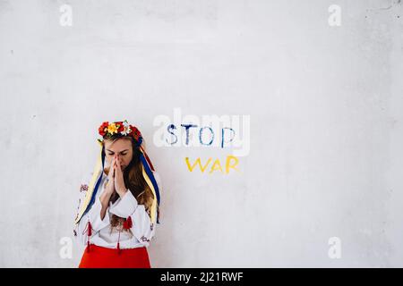 Une fille ukrainienne triste qui pleure la guerre en Ukraine. Arrêter la guerre. Banque D'Images