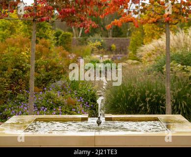 Fontaine dans le Paradise Garden conçue par l'architecte paysagiste Tom Stuart-Smith à RHS Bridgewater. Salford. Grand Manchester. ROYAUME-UNI Banque D'Images