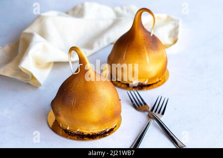 Gâteau aux fruits sur fond blanc. Il est frit à l'extérieur avec un chalumeau. Gros plan Banque D'Images