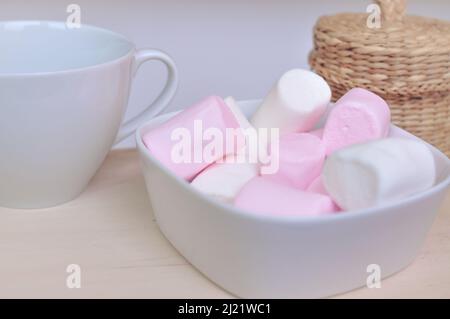 Gros plan de guimauves molletonnées roses et blanches sucreries sucrées pour le thé et le café pause. Photo de haute qualité Banque D'Images
