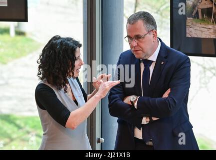 29 mars 2022, Brandebourg, Francfort (Oder) : Bettina Jarasch (Bündnis 90/Die Grünen), Maire et sénatrice pour l'environnement, la mobilité, la protection des consommateurs et la protection du climat à Berlin, et Rainer Genilke, Secrétaire d'Etat au Ministère des infrastructures et de la planification d'Etat de Brandebourg, parlent en marge d'une réunion conjointe des deux gouvernements d'Etat. Pour une région de la capitale forte : les gouvernements des États de Brandebourg et de Berlin se sont réunis le même jour pour une session conjointe à Francfort (Oder). Lors de la réunion, des priorités ont été fixées pour la poursuite de la coopération. L'objectif des deux gouvernements d'État Banque D'Images