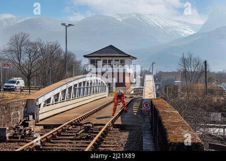 GARE DE BANAVIE FORT WILLIAM SCOTLAND INGÉNIEUR VÉRIFIANT LA LIGNE DE CHEMIN DE FER SUR LE PONT TOURNANT Banque D'Images