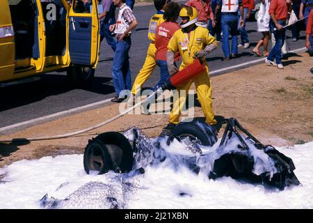 Piercarlo Ghinzani (ITA) Osella FA1F Alfa Romeo la voiture après l'accident pendant le réchauffement Banque D'Images