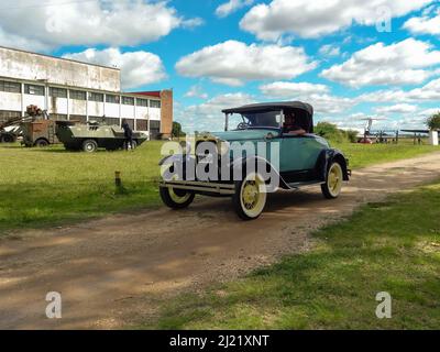 Vieux Ford modèle Cyan Un coupé roadster vers 1930 sur une route de campagne. Salon automobile classique CADEAA MNA 2022. CopySpace. Banque D'Images