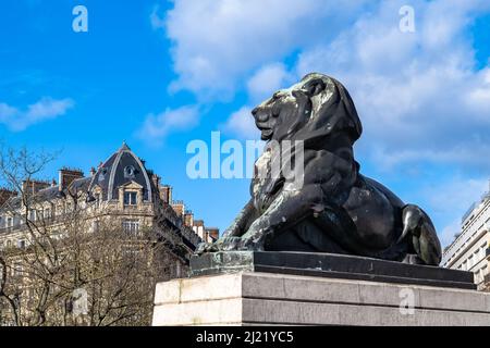 Paris, France, magnifique place du lion Denfert-Rochereau dans le 14E arrondissement, avec des bâtiments typiques Banque D'Images