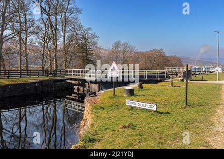 FORT WILLIAM SCOTLAND LE CANAL CALEDONIAN LA DOUBLE ÉCLUSE À CORPACH AUSSI LE GRAND CHEMIN GLEN WAY Banque D'Images