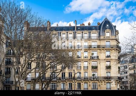 Paris, beau bâtiment, place Denfert-Rochereau dans le 14E arrondissement, ciel bleu en hiver Banque D'Images