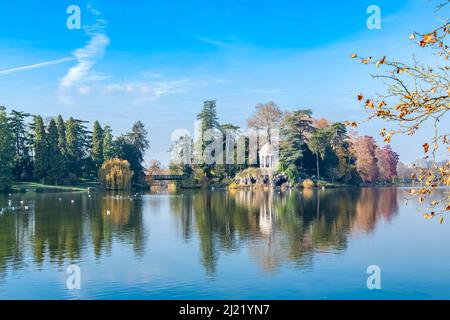 Vincennes, temple de l'amour et grotte artificielle sur le lac Daumesnil, dans le parc public, en automne Banque D'Images