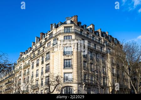 Paris, beau bâtiment, place Denfert-Rochereau dans le 14E arrondissement, ciel bleu en hiver Banque D'Images