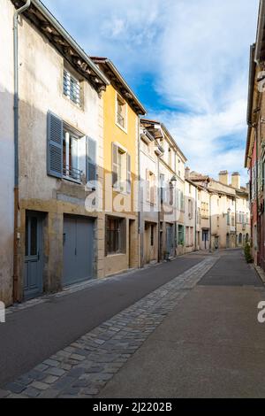 Cluny en France, maisons colorées, petite rue en Bourgogne Banque D'Images