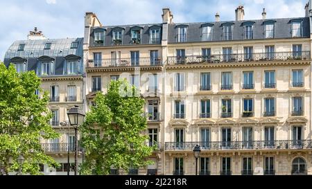 Paris, façades et rue typiques, beaux bâtiments rue du Temple Banque D'Images