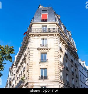 Paris, bâtiment typique boulevard Parmentier, dans le 11ème arrondissement, façade typiquement parisienne Banque D'Images